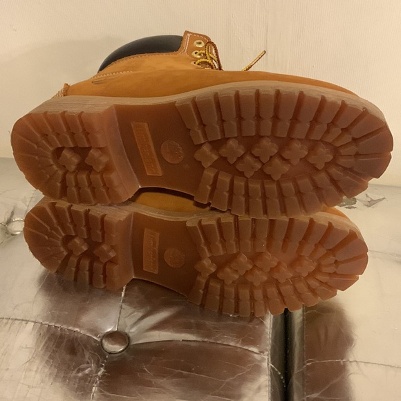 TIMBERLAND  tan boots with brown leather on top of boots size 8.5. - Picture 5 of 9